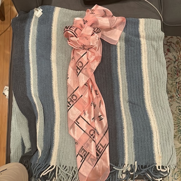 Designer silk scarves - Picture 3 of 7